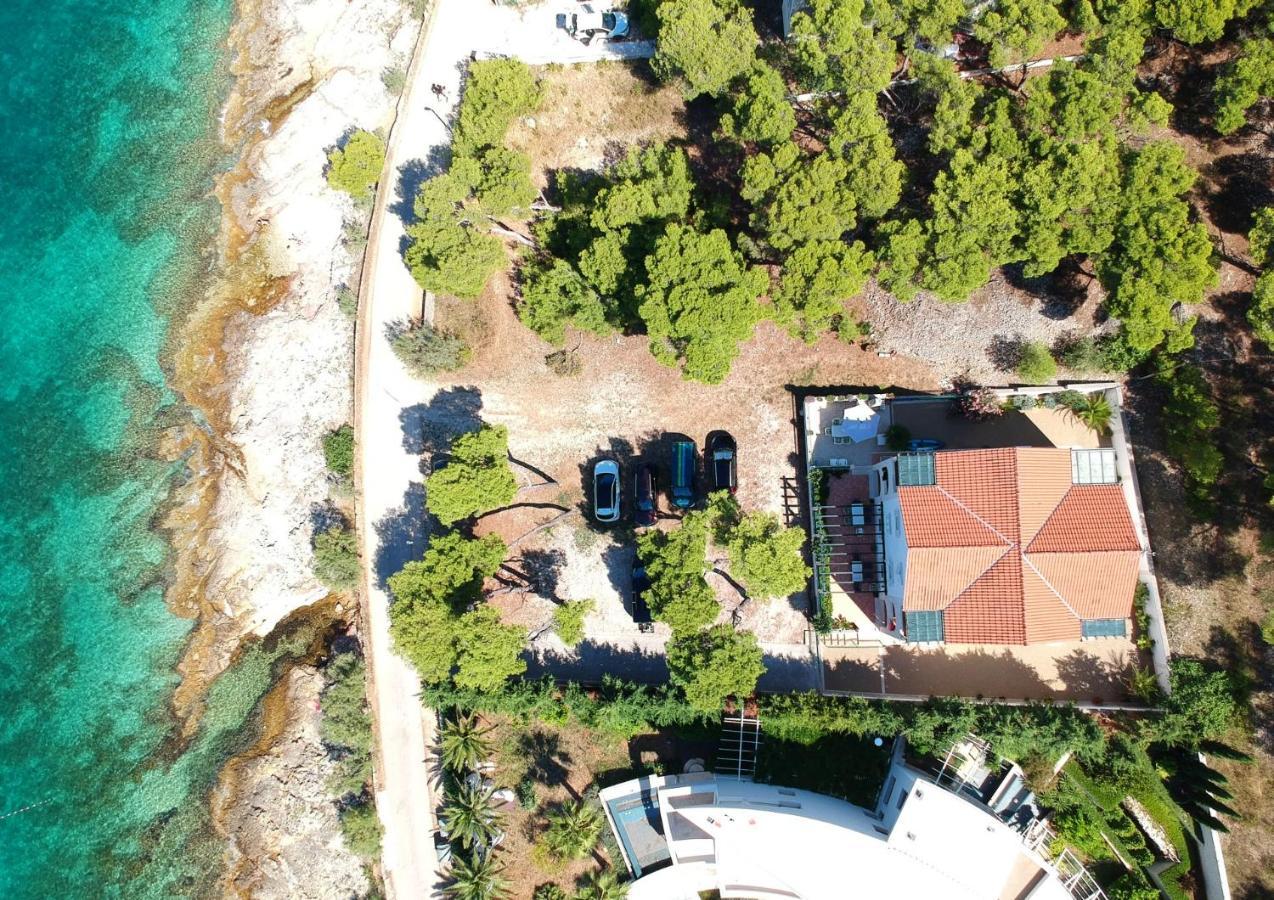 Apartments Villa La Riva - Seafront Accommodation Sutivan Exterior foto